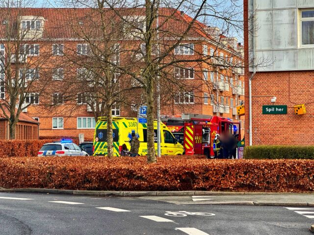 Stor udrykning til brand: En ambulance er fremme på stedet