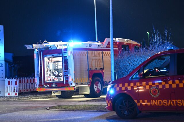 Flere udrykningskøretøjer er fremme ved brand