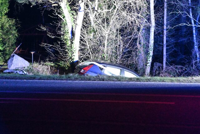 Alvorlig ulykke: En bil ligger i grøften, en anden er smadret