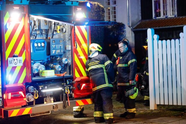 Bygningsbrand udløser massiv udrykning