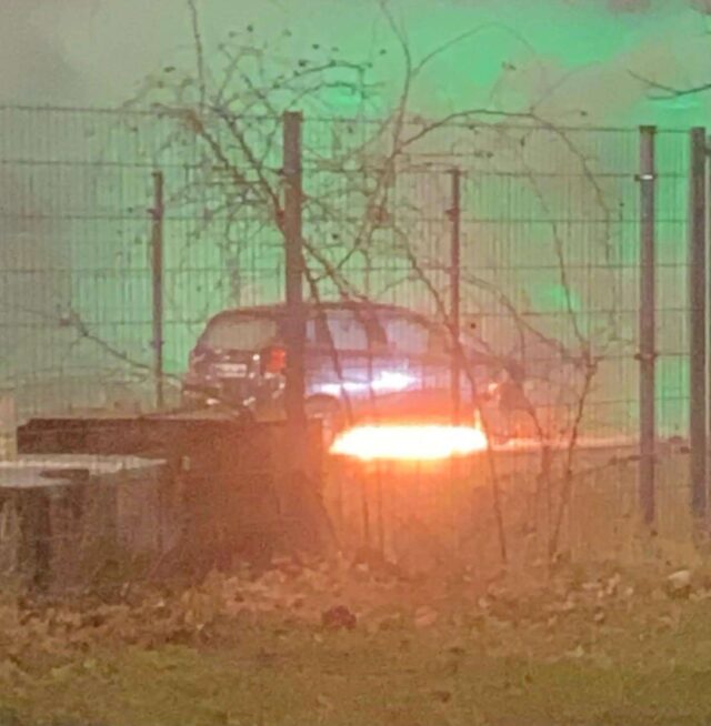 Flammer stod ud af bil under nattetræf