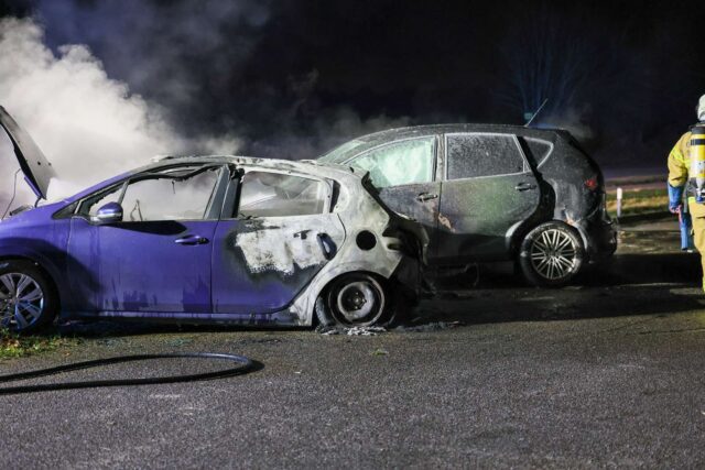 Voldsom brand smadre flere biler