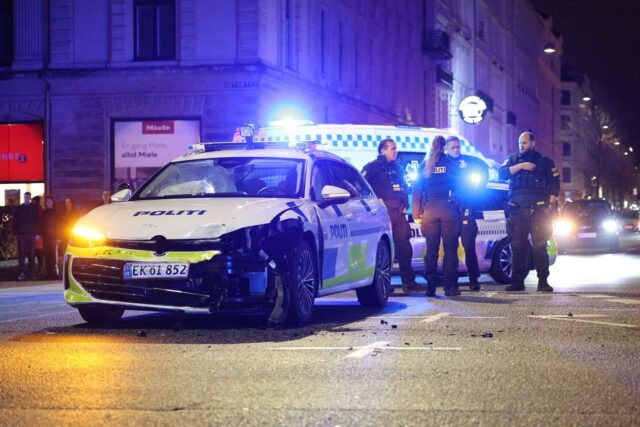 Dramatisk uheld: Politibil kørt galt i København