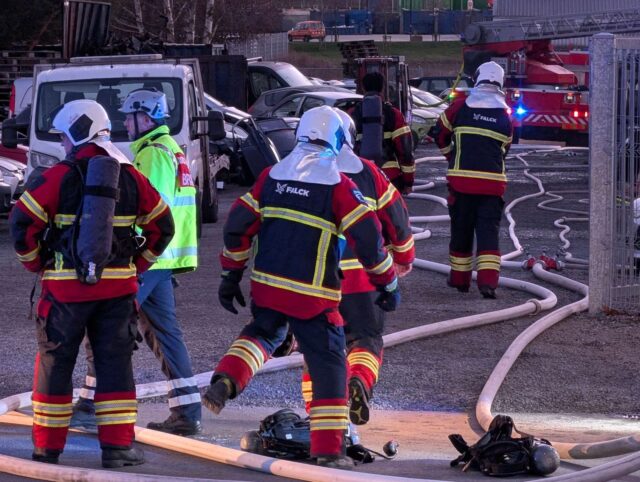 Autoophugger står i brand