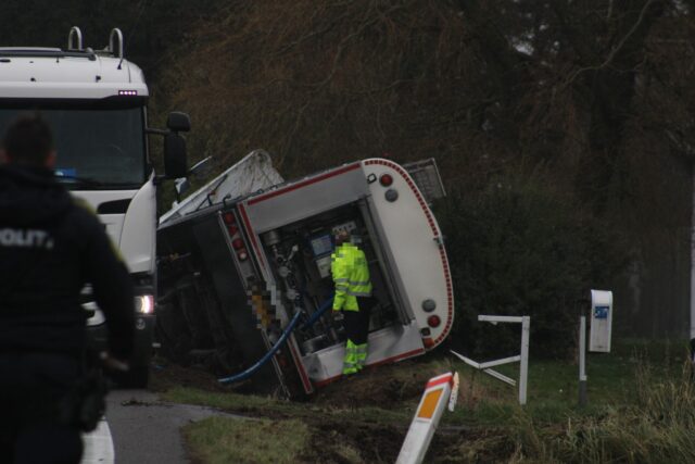 Vej helt spærret: Mælkelastbil ligger væltet