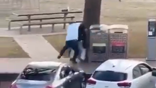 Se voldsom video fra skyderi i Sydney: Civil mand angriber skytten