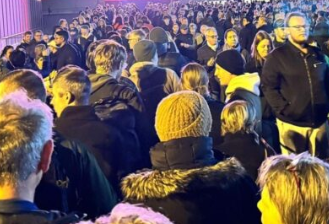 Bil hamrer ind i menneskemængde: Ni personer ramt