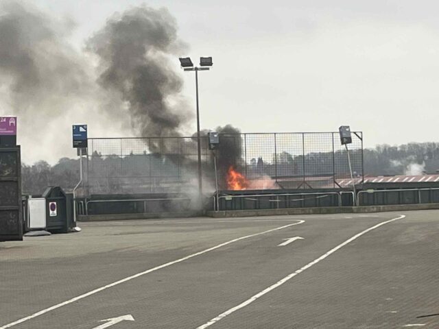 Sort røg og flammer fra genbrugsplads