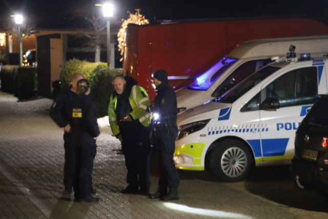 Forbrændt kvinde hastet væk: ‘De pårørende er underrettet’