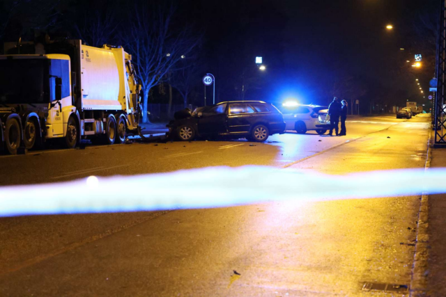 Politiet afspærrer vej: Bilist brager ind i parkeret skraldevogn