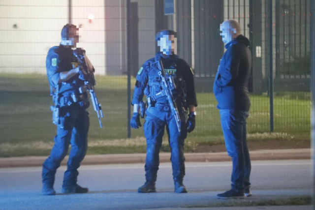 Aktionsstyrken, politipatruljer, ambulancer og helikopter rekvireret