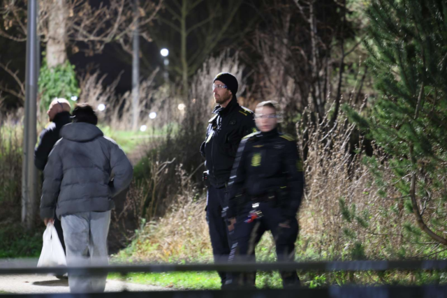 ‘Der bliver kastet fyrværkeri til højre og venstre herude’