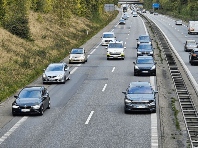 Kaos midt på motorvejen: Baghjulet faldt af bilen