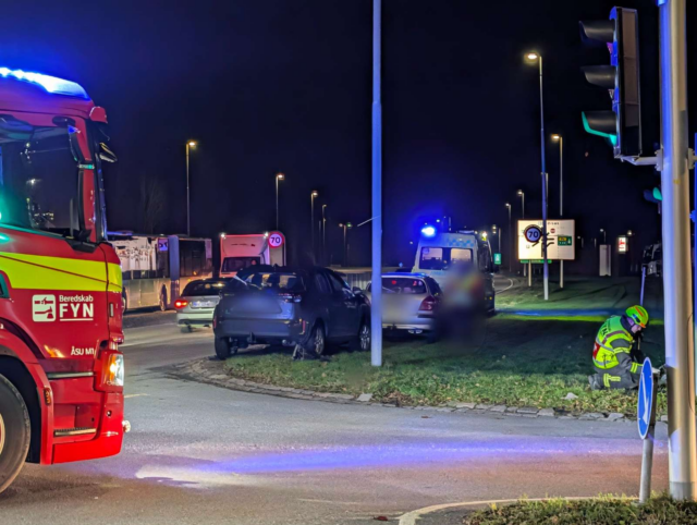 Front på bil skrællet op under hårdt sammenstød