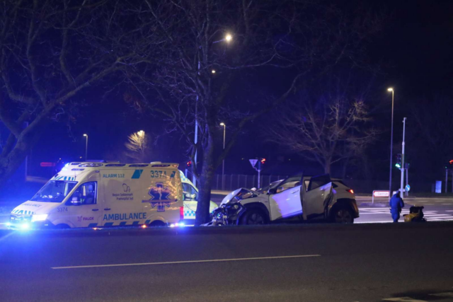 Stort opbud af redningsmandskab: Personbil holder smadret foran træ