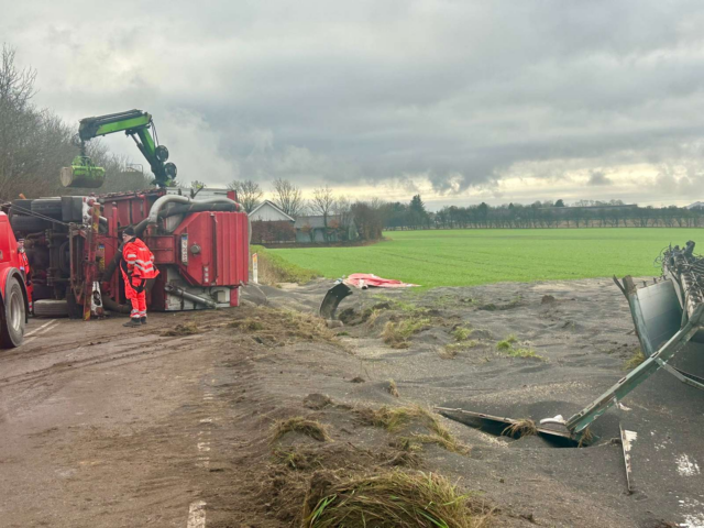 Spærret i begge retninger: Lastbil vælter og taber enorm last ud over landevej
