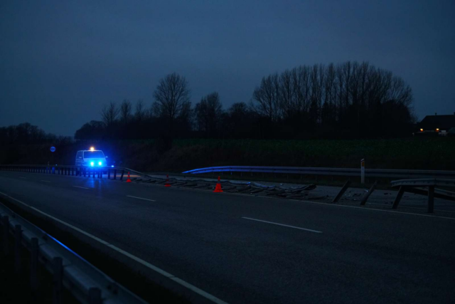 ‘Lastbilen er kørt gennem autoværnet og ind i modsatte vejbane’