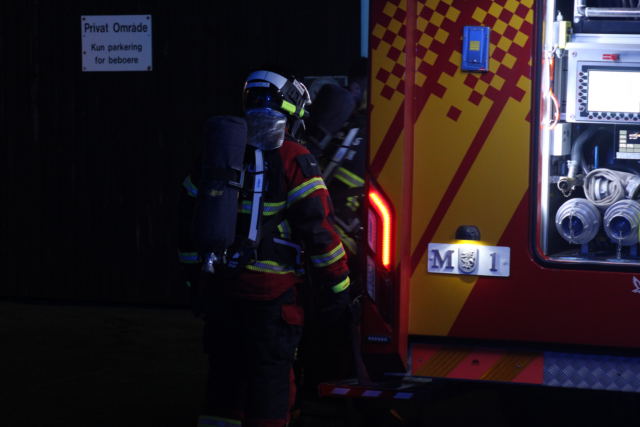 Rykker ud til ild i juledekoration