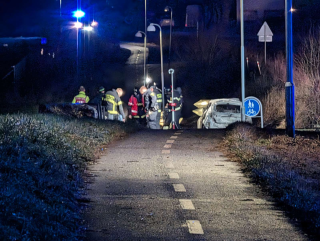 Voldsom brand smadrer bil