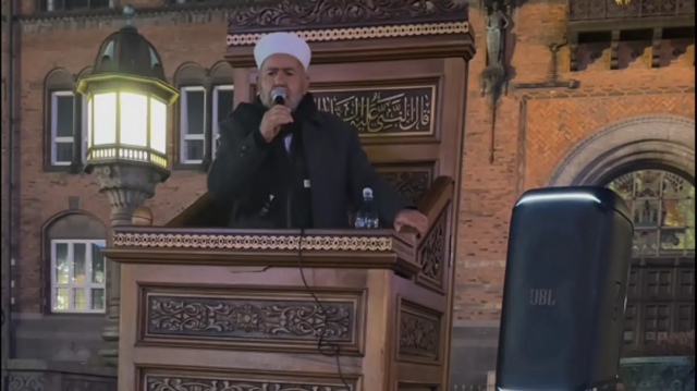 Vil nu forbyde islamiske bønnekald på Rådhuspladsen op til jul