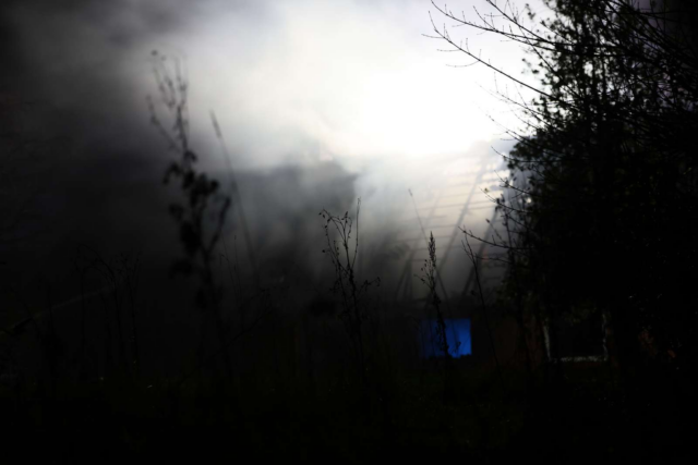 Brandvæsnet har knoklet med husbrand i timevis