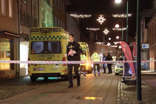 Ambulancer og afspærring i gågade: ‘Vi søger fortsat vidner til hændelsen’