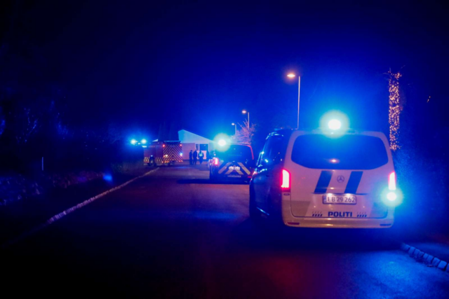 Udrykningskøretøjer til stede efter melding fra adresse