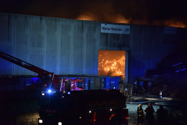 Voldsomt flammehav: Politiet advarer om kraftig røgfane