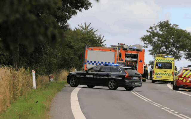 Flere ambulancer fremme ved frontalt sammenstød: ‘Bilen ligger på taget’