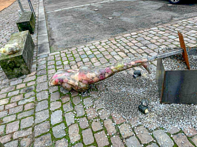 Kunstværk angrebet ved højlys dag