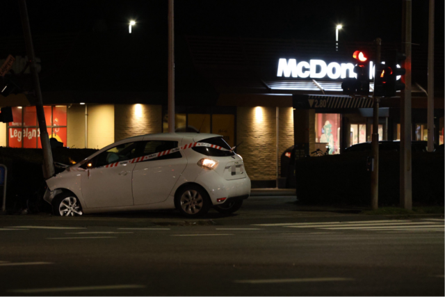 Dramatisk uheld: Personbil smadrer ind i lygtepæl