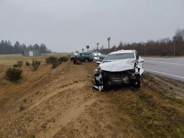 Melding om fastklemte: Tre personer på hospitalet efter hårdt sammenstød