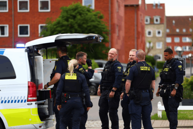 Familie stukket ned ved dansk café: På fri fod