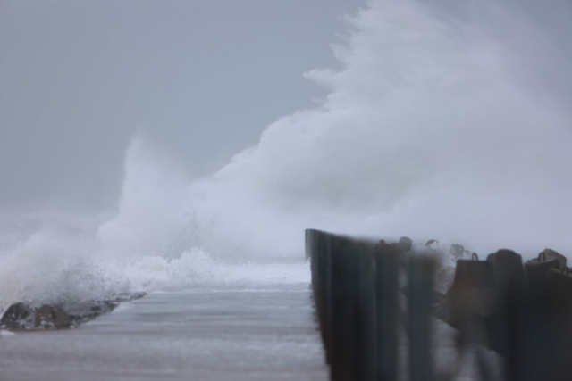Massivt stormvejr aflyser både tog, fly og færgeafgange