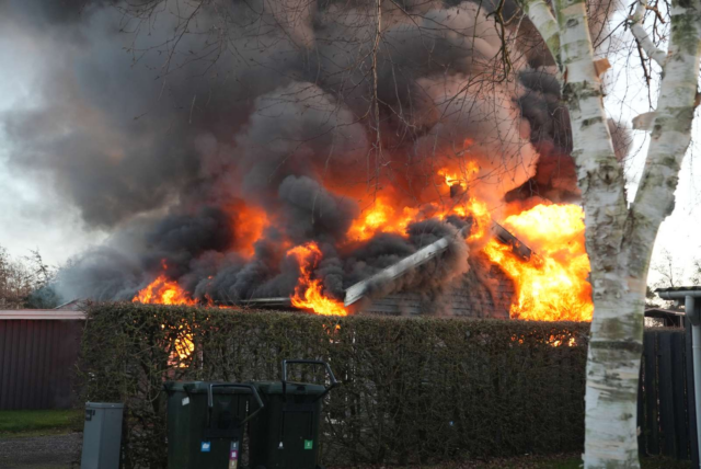 Vanvittige flammer hærger sommerhusområde