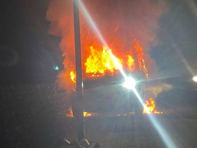 Store flammer kaster sig rundt på parkeringsplads