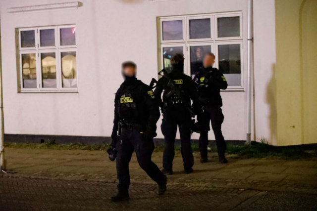 Knivdrama: Rykker ud med automatvåben og lægepersonale