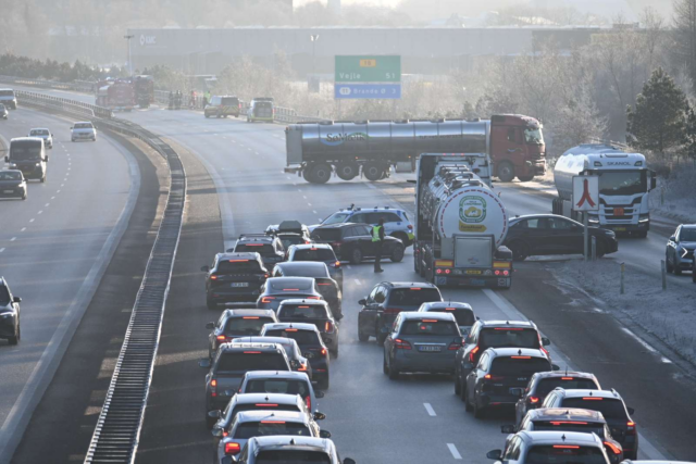 Lastbil holder på tværs af vejbanen: Motorvej helt spærret