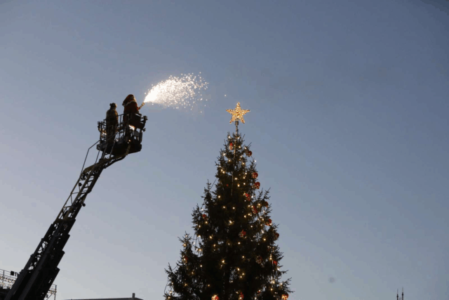 Julen er over os: Se billederne fra juletræstænding på Rådhuspladsen og julemarked i Tårnby