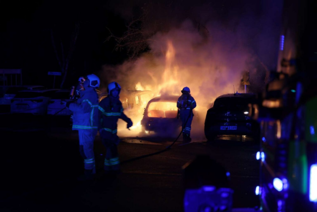 Flammer buldrer løs på parkeringsplads: ‘Mistænker påsat brand’