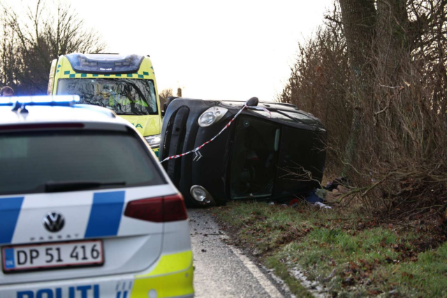 Bil vælter rundt i voldsom ulykke: Ambulance på stedet
