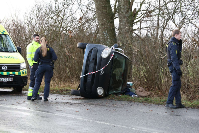 Kvinde og barn kørt på hospitalet: Bil vælter i høj fart
