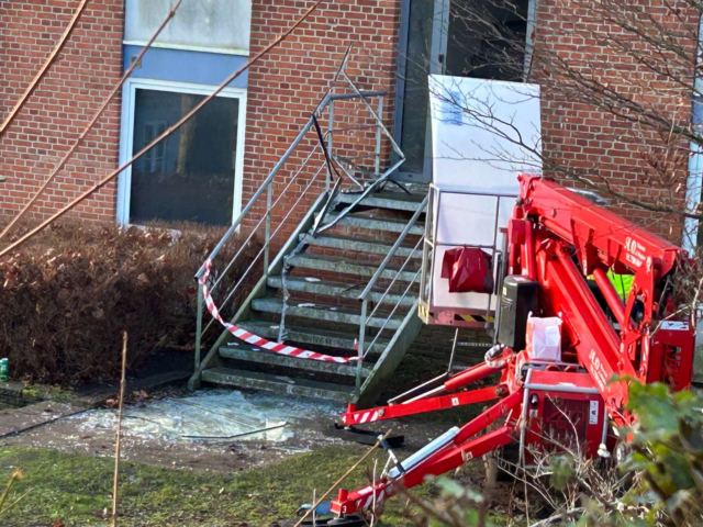 Bombe sprunget på kollegie: Smidt ind ad døren
