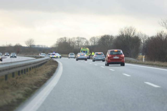 Ambulance og politibiler fremme efter motorvejsuheld