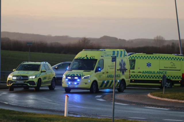Ambulancer og akutlægebil til stede i rundkørsel efter solouheld