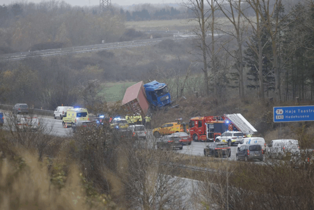 Voldsom lastbilulykke på motorvejen