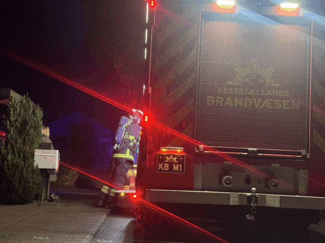 Brandvæsnet haster ud til brand midt i boligkvarter