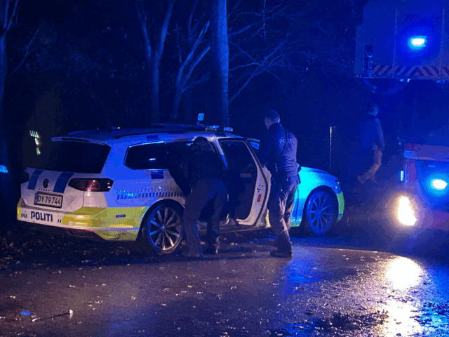 Voldsomme scener: Flere betjente kørt på hospitalet
