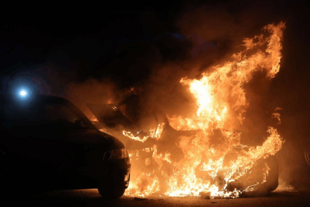 Bileksplosion dræber flere betjente foran politistation