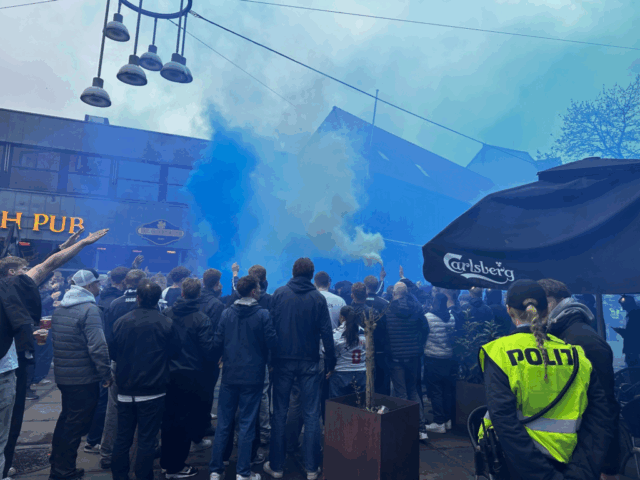 Kanonslag eksploderer lige foran betjent: Sendt på hospitalet